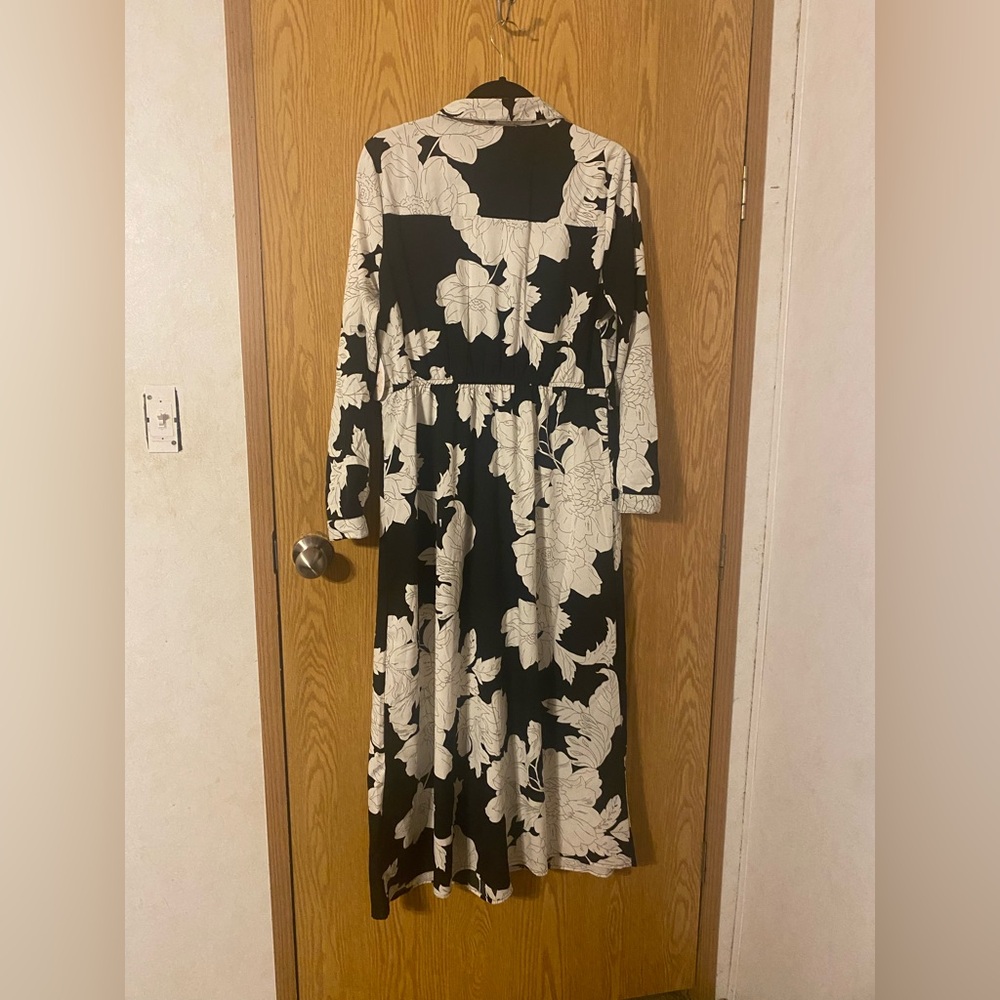 Elegant Black and White Floral Dress - Picture 4 of 5